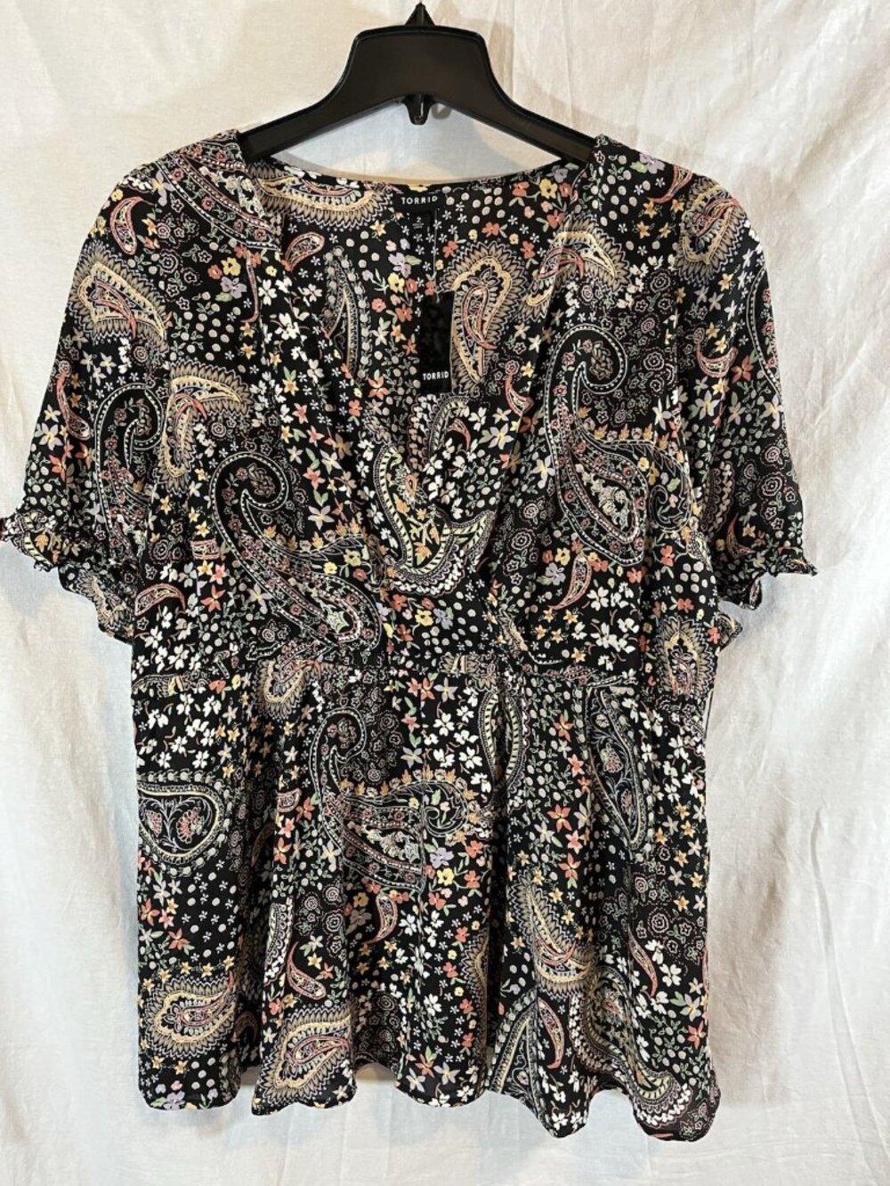 Torrid Women’s NWT 2X Black Floral Paisley Short Sleeve Blouse